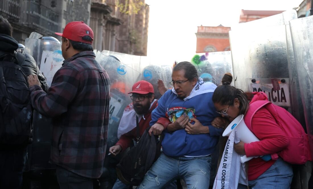 Maestros de la CNTE protestan en los alrededores de Palacio Nacional en demanda de la abrogación de la Ley del ISSSTE 2007 en la Ciudad de México, el 13 de noviembre de 2025. Foto: Gabriel Pano/EL UNIVERSAL