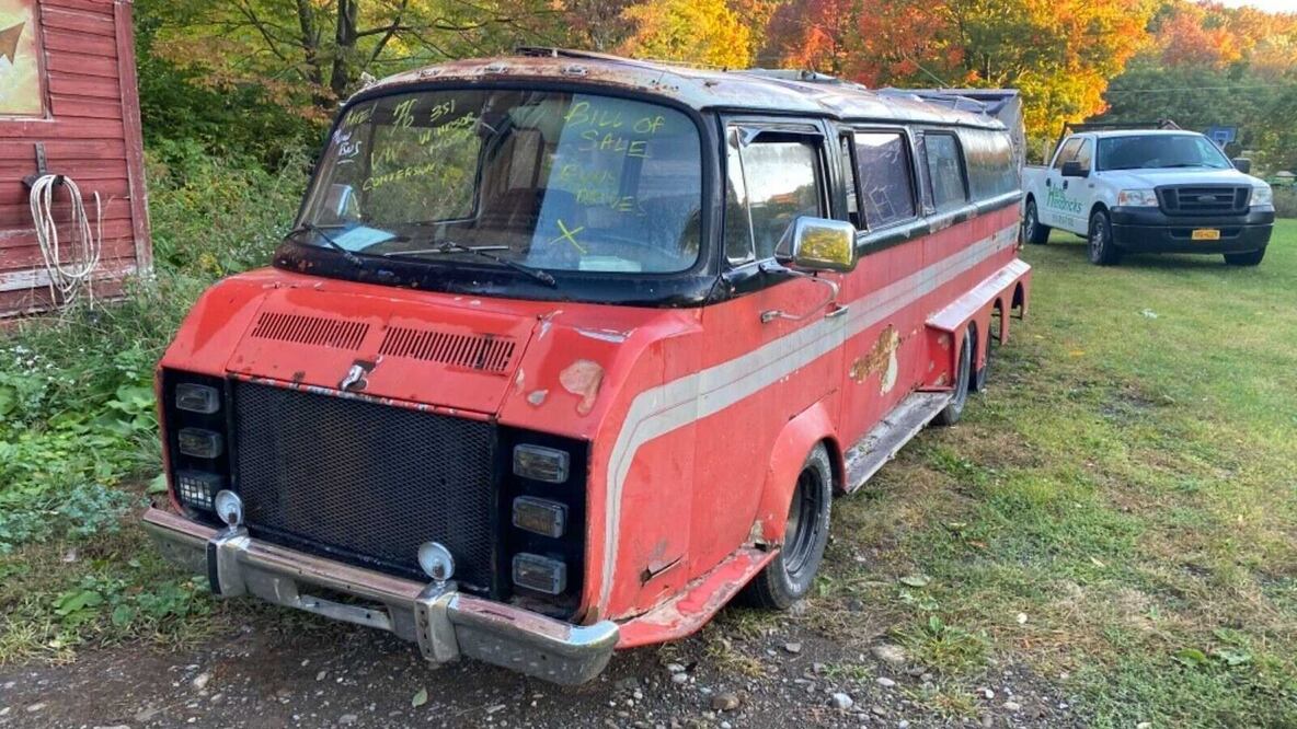 Extraña combi con ocho llantas es vendida por 30 mil pesos