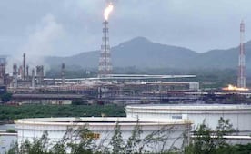 Reportan estables a trabajadores lesionados por explosión en refinería de Salina Cruz; sufrieron quemaduras leves