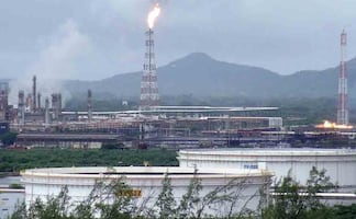 Reportan estables a trabajadores lesionados por explosión en refinería de Salina Cruz; sufrieron quemaduras leves