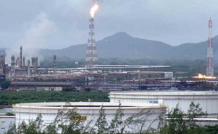 Reportan estables a trabajadores lesionados por explosión en refinería de Salina Cruz; sufrieron quemaduras leves