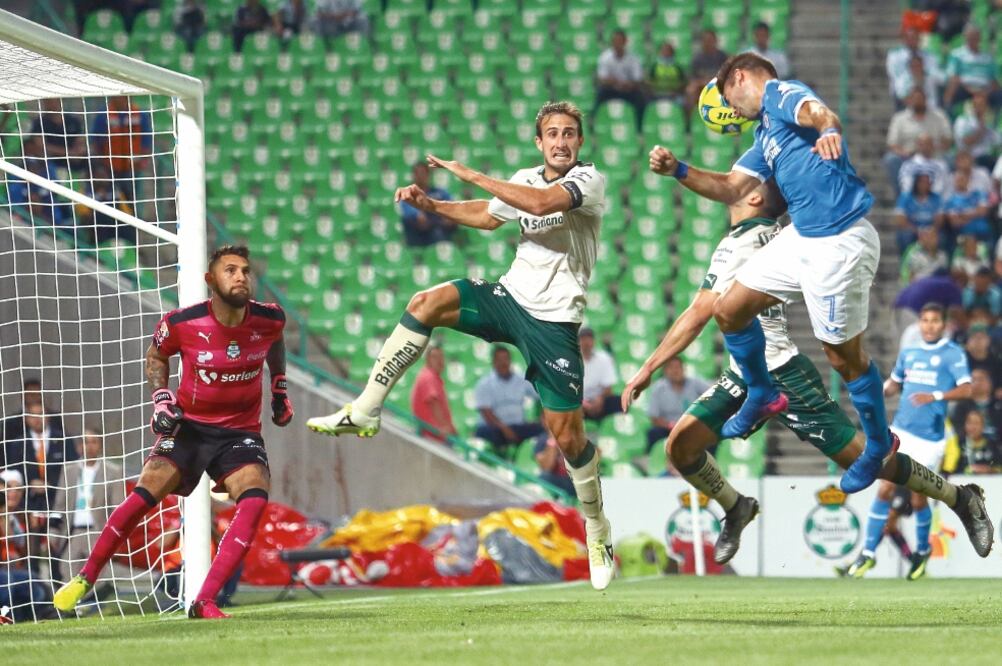 El delantero celeste hizo el empate con este sólido remate de cabeza. (IMAGO7)