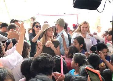 Paris Hilton visita a damnificados en Xochimilco