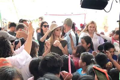Paris Hilton visita a damnificados en Xochimilco