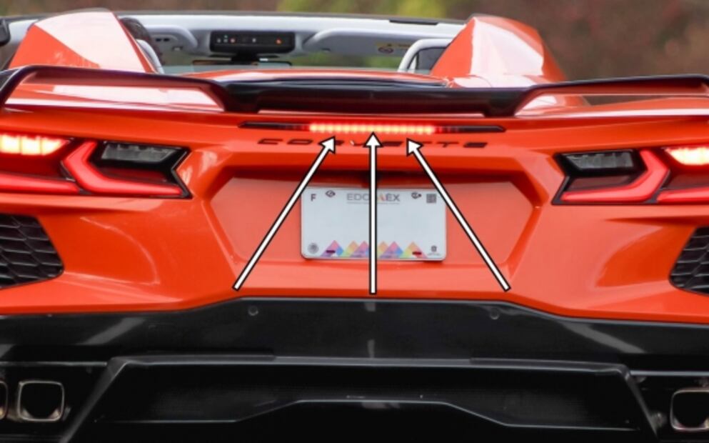 La curiosa historia de la tercera luz de freno en los autos