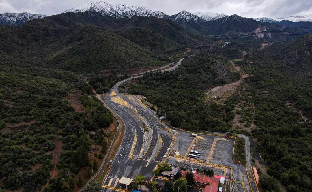 Vista aérea de la mina de cobre El Teniente, operada por Codelco, donde un derrumbe causó la muerte de un trabajador y atrapó a otros cinco bajo tierra, lo que provocó la suspensión de las operaciones en Rancagua, Chile, el sábado 2 de agosto de 2025. Foto: AP