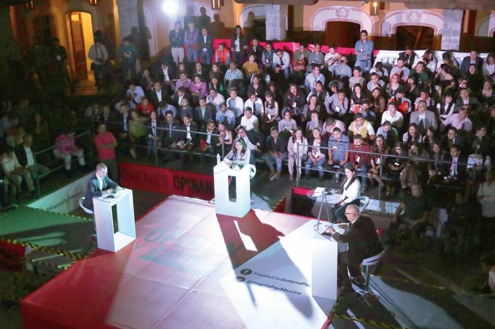 Los dirigentes nacionales del PAN, Ricardo Anaya; del PRD, Alejandra Barrales, y de MC, Dante Delgado, ayer en el foro Jóvenes Opinan y Deciden. Foto: ALEJANDRO ACOSTA. EL UNIVERSAL