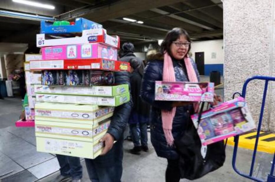 Reyes Magos dan regalos a hijos de voceadores de EL UNIVERSAL
