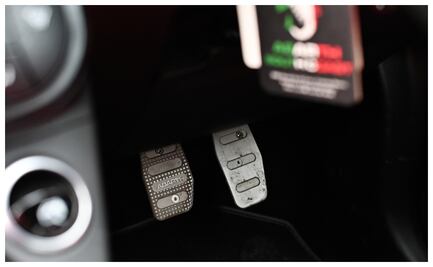 Por qué se endurece el acelerador de un coche