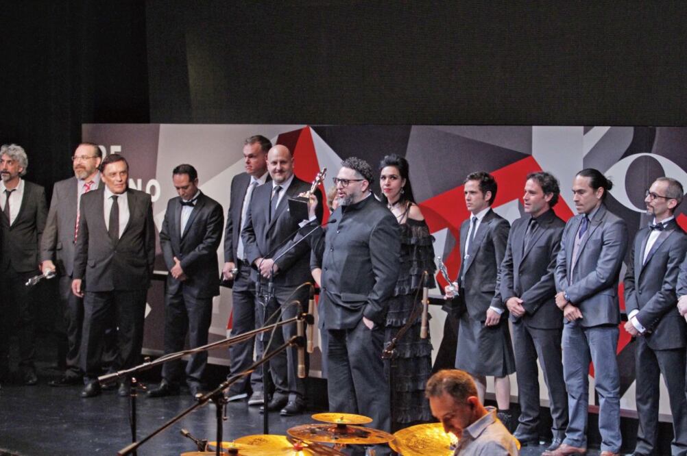 Actores y realizadores de La 4a compañía subieron anoche al escenario del Palacio de Bellas Artes para recibir el premio a Mejor Película (FOTOS: AGUSTÍN SALINAS Y CARLOS MEJÍA. EL UNIVERSAL)