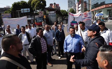 Taxistas cierran Insurgentes para exigir diálogo con Semovi