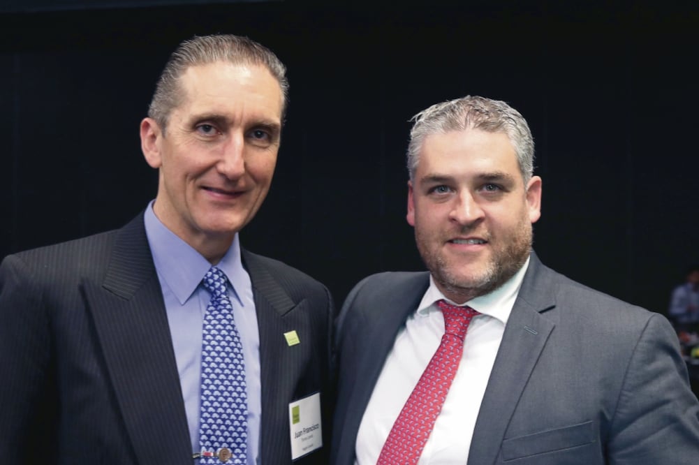 Iván Rivas (d), asesor económico y experto en políticas públicas del equipo de transición de AMLO, destacó un nuevo programa para capacitar a jóvenes en el sistema educativo dual alemán para incorporarlos a la fabricación de autos. Foto: JUAN CARLOS REYES