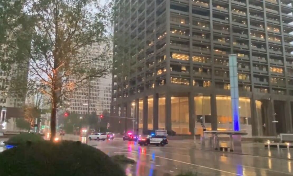 Casi un millón de residentes del área de Houston, Texas, sufren cortes de energía en medio de una alerta de tormentas destructiva. Foto: captura