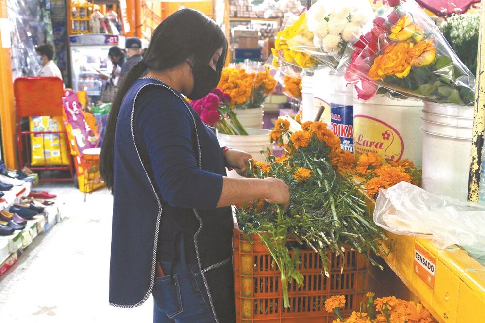 La Canacope expuso que las familias continuarán celebrando Día de Muertos, pero reducirán su gasto para las ofrendas u otros productos. Foto: CARLOS MEJÍA. EL UNIVERSAL