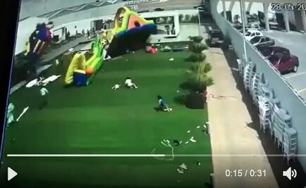 Viento levanta inflables en SLP; niña cae y resulta herida