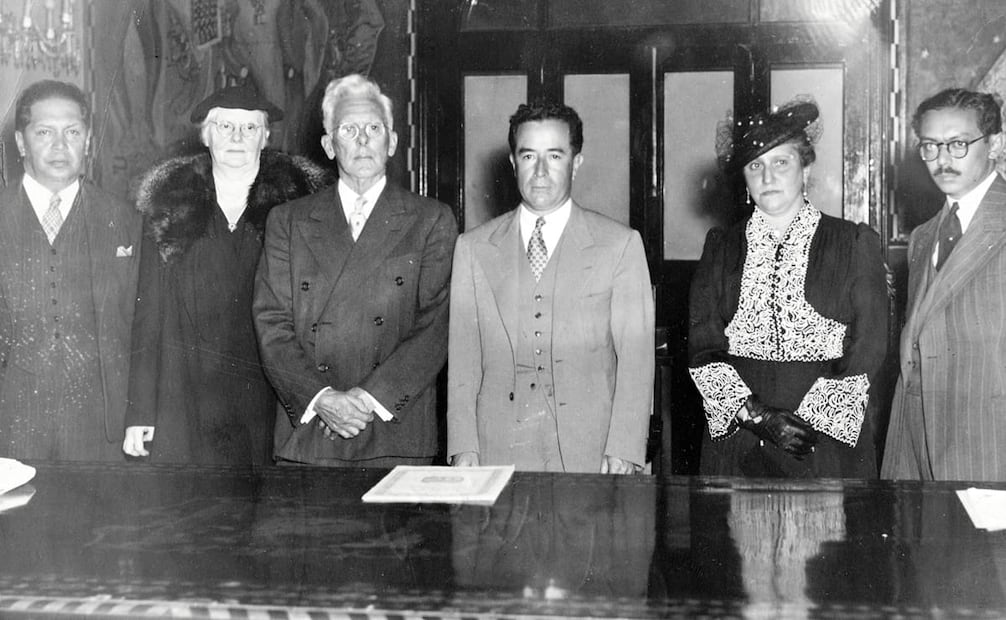 Véjar Vázquez entrega a Jaime y Cristina Nunó, así como a Mercedes y Eulalio Serralde, los pagos de sus antepasados. Los hijos de Nunó se enteraron de que su padre era compositor de nuestro cántico en 1888, durante una reunión familiar: “él dijo que era autor del Himno Nacional Mexicano, en virtud de que su composición ganó un concurso convocado por Santa Anna”. Foto: Archivo EL UNIVERSAL.
