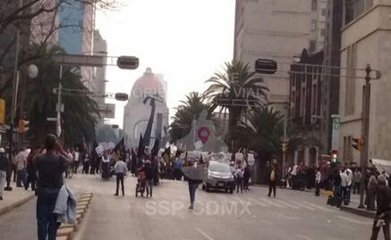 Marchan rumbo al Zócalo por avenida Juárez 