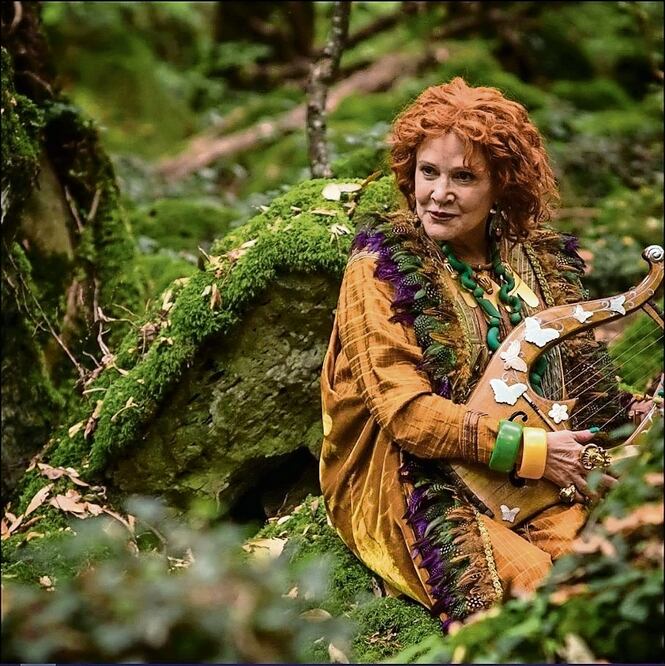 Fisher interpreta a un hada; ella rodó la película de fantasía tan sólo seis semanas antes de fallecer, en diciembre de 2016. Foto: Strange Quark Films