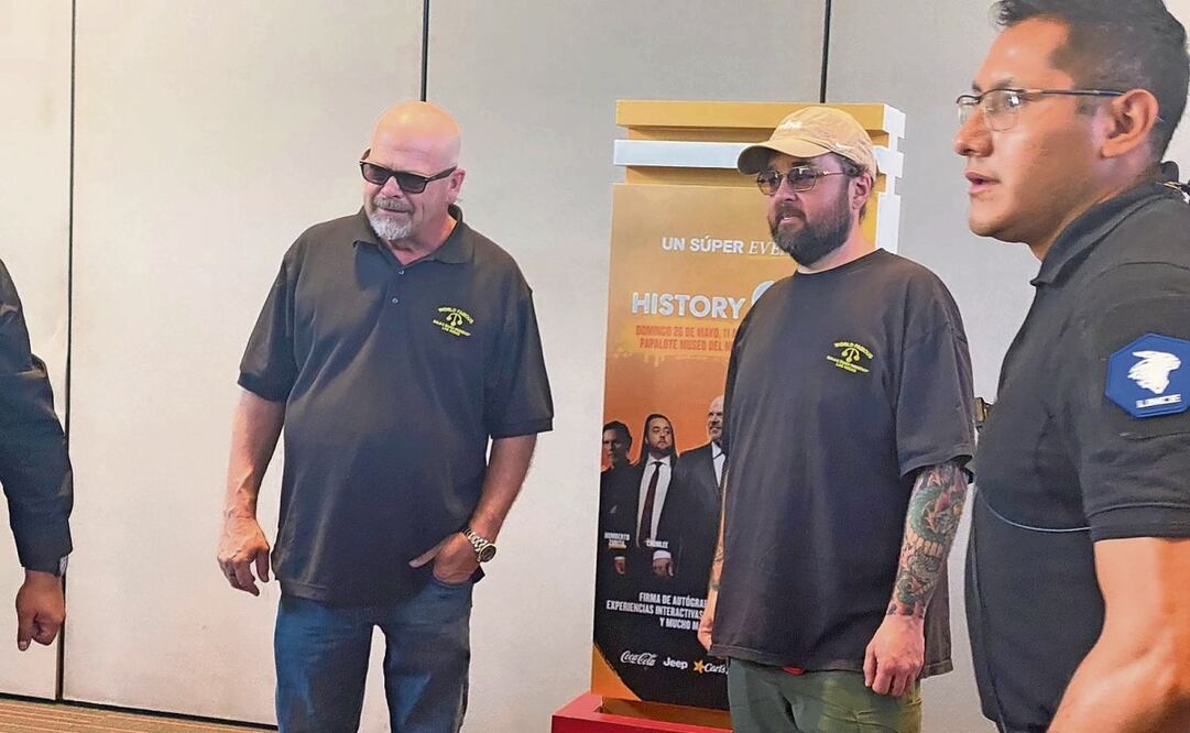 Rick y Chumlee, como "rockstar" ante fans que les llevaron sus valiosos objetos. Foto: Armando Pereda | El Universal