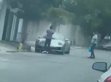 Exhiben a dueño de porsche por lavarlo a manguerazos en plena crisis por agua en NL
