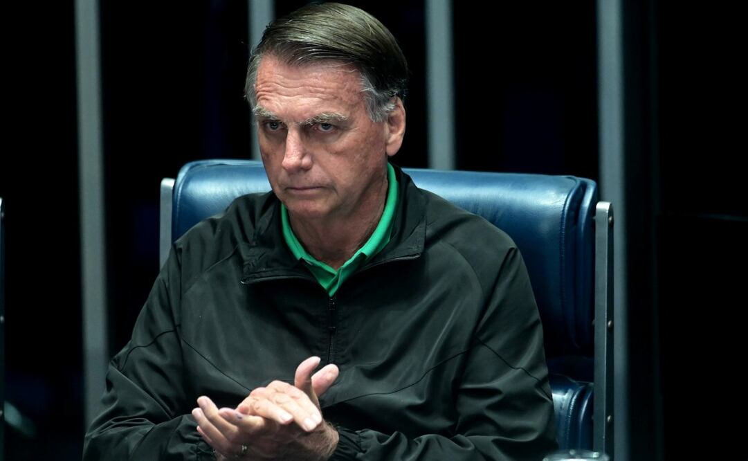 El expresidente brasileño, Jair Bolsonaro, reacciona mientras asiste a una sesión especial en el Senado, en Brasilia, Brasil, el 17 de julio de 2025. Bolsonaro reiteró el jueves que es "inocente" y calificó como una "injusticia" el dictamen de la Procuraduría General de la República, que solicitó esta semana al Supremo Tribunal Federal su condena por intento de golpe de Estado. Foto: Xinhua