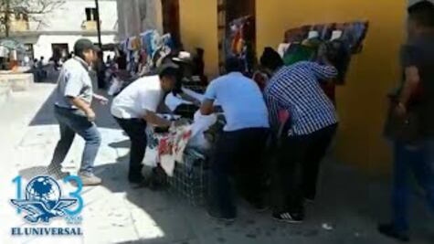 Inspectores arrebatan mercancía a mujer indígena con bebé