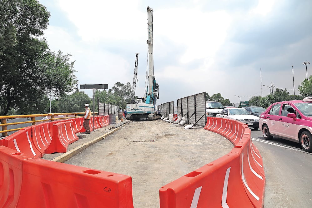 Los encargados de la obra aseguraron que la construcción de estas laterales no afectará o pondrá en peligro a las vías del Metro que corren en Calzada de Tlalpan (LUIS CORTÉS. EL UNIVERSAL)