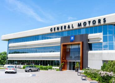 Política de Trump contra autos eléctricos costará a General Motors mil 600 millones de dólares