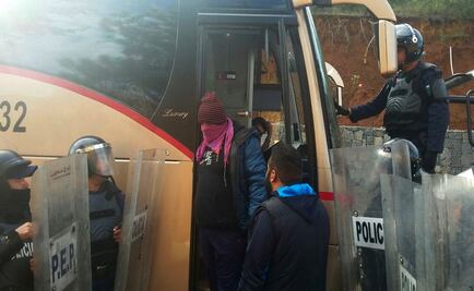 Trasladan a la Procuraduría de Michoacán a 48 normalistas 