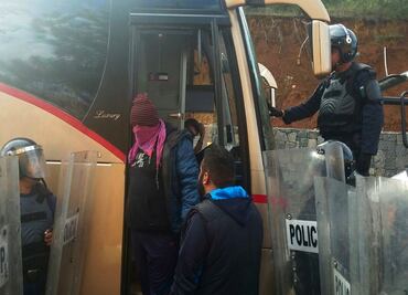 Trasladan a la Procuraduría de Michoacán a 48 normalistas