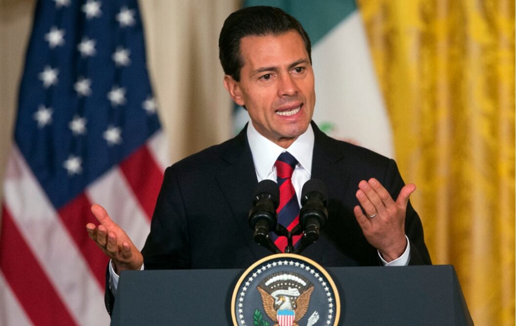 Acompañado por el presidente Barack Obama, el presidente Enrique Peña Nieto expresó su "absoluta voluntad" de colaboración con quien en noviembre próximo sea electo presidente de los Estados Unidos. Foto AP