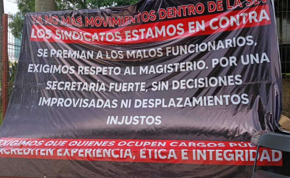 Sindicatos protestan por cambios en la secretaría de Educación de Veracruz; acusan retrasos en trámites.
Foto: Especial.