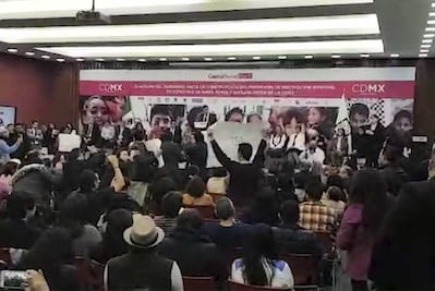 Denuncian despidos injustificados en DIF; interrumpen evento de Amieva