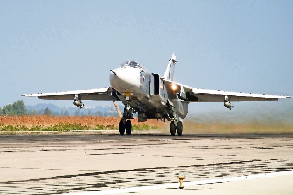 Un avión ruso Su-24, como el que Turquía asegura violó ayer su espacio aéreo en noviembre. Ayer se habría registrado un incidente similar (VLADIMIR ISACHENKOV. AP)
