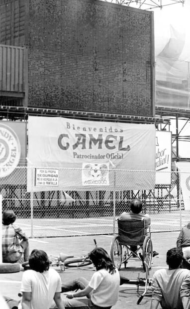 Pantalla gigante en Xochimilco, con mínima asistencia. En entidades como Guanajuato y Jalisco también hubo pantallas, junto con ferias, eventos culturales y vendimias para aderezar el mundial. Foto: Guillermo Granados/Archivo EL UNIVERSAL.
