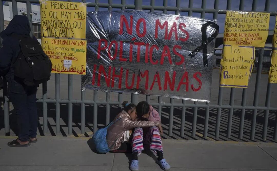Dos hermanas venezolanas se consuelan sentadas en una vereda ante un centro de detención de migrantes donde docenas de migrantes que temían ser deportado prendieron fuego a las colchonetas, lo que hizo un incendio que mató a docenas de personas, en Ciudad Juárez, México. Foto: AP
