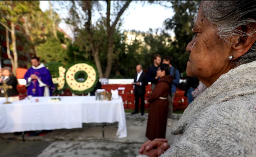 Personas acuden al memorial del Edificio Nuevo León en Tlatelolco donde se realizó una misa y se encendieron 500 veladoras y se colocaron un igual número de rosas blancas, por las víctimas del terremoto de 1985 en la Ciudad de México, el 19 de septiembre de 2025. Foto: Luis Camacho/EL UNIVERSAL