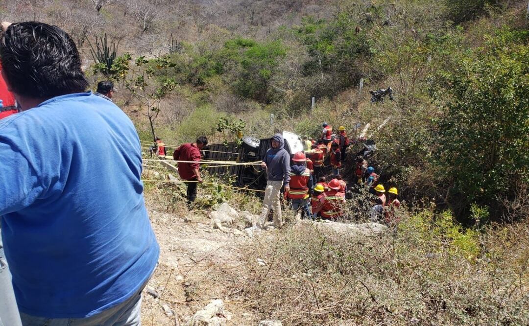 Mueren 11 personas y 30 resultan lesionadas tras volcadura de autobús en Oaxaca; menores de edad entre las víctimas. Foto: Especial