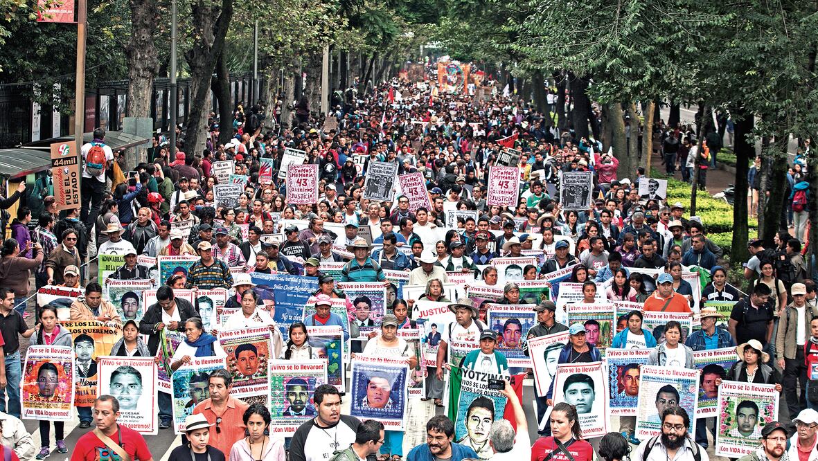 La Marcha por la Indignación Nacional recibió apoyo de ciudadanos que se detuvieron a los costados del Paseo de la Reforma (CRISTOPHER ROGEL. EL UNIVERSAL)