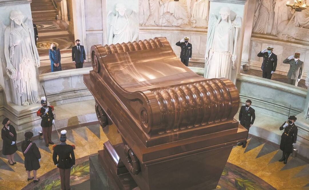 El presidente Emmanuel Macron y su esposa Brigitte Macron, frente a la tumba de Napoleón. Foto: EFE.