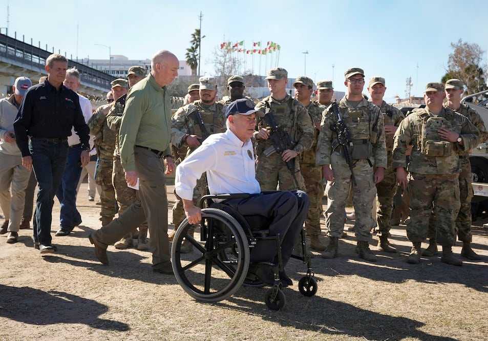 El gobernador de Texas, Greg Abbott, en una conferencia de prensa sobre políticas fronterizas, en Shelby Park en Eagle Pass. Foto: AP