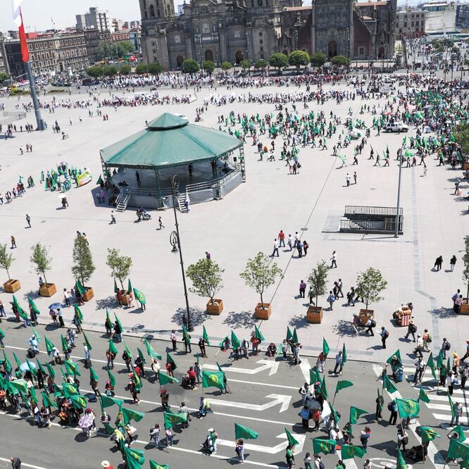 El Frente Auténtico del Campo (FAC) instaló ayer un plantón indefinido frente a Palacio Nacional para demandar audiencia con el Presidente. DIEGO SIMÓN. EL UNIVERSAL