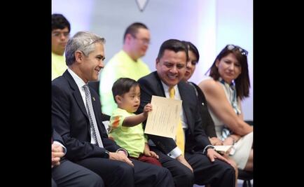 Mancera entrega 75 actas de nacimiento a PCD