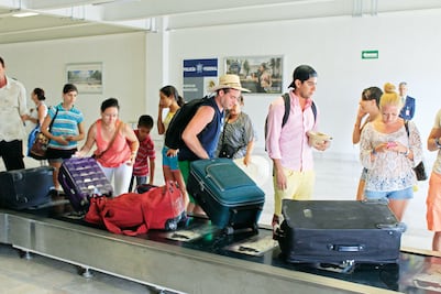 Multan a cinco aerolíneas por el cobro de la primera maleta