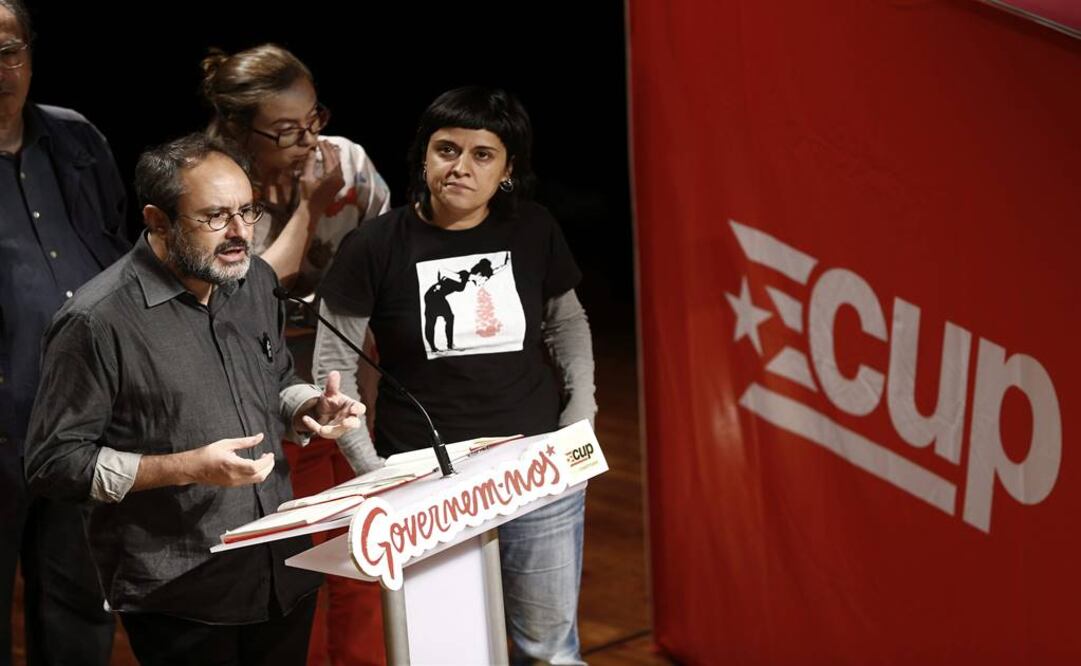 Antonio Baños, cabeza del CUP dijo que no respaldarán a "corruptos y recortadores" de prestaciones sociales, en alusión al hasta ahora presidente catalán. (Foto: EFE / Jesús Diges)