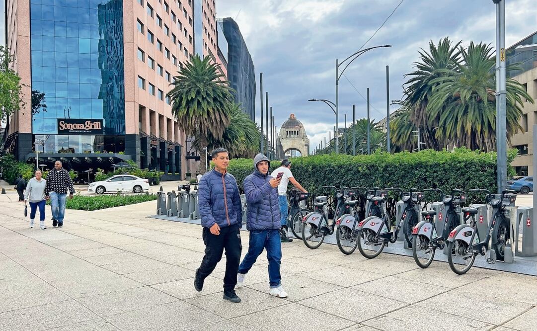 En la esquina de Plaza de la República y Reforma se han ido retirando los ambulantes con el paso de los días. Foto: Berenice Fregoso / EL UNIVERSAL