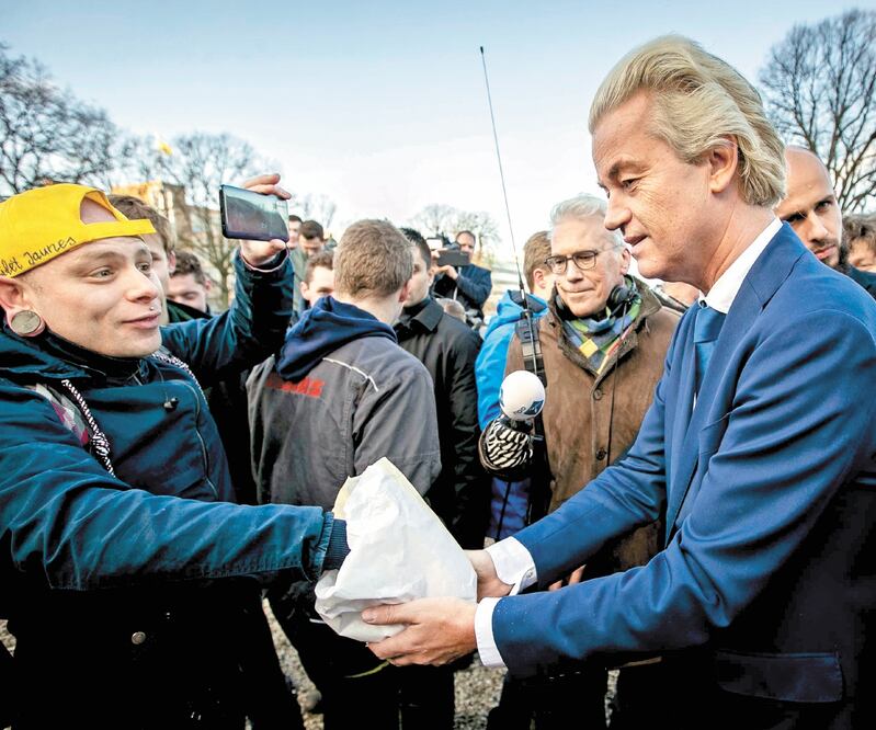 Geert Wilders (derecha), líder del ultraderechista Partido de la Libertad ( PV V ) , en La Haya, el pasado 18 de diciembre. Foto/REMKO DE WAAL. EFE