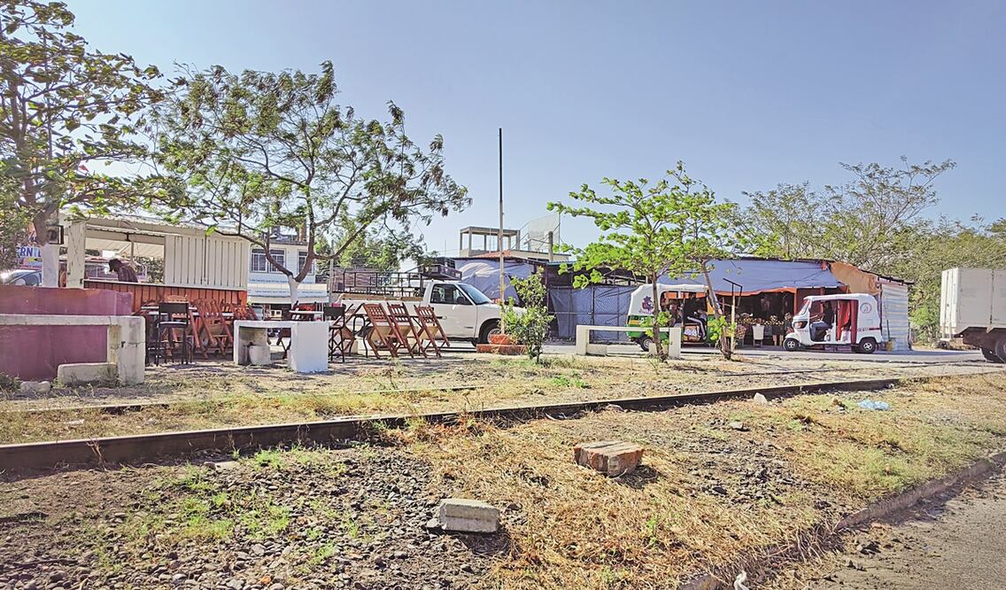 La invasión del derecho de vía de la Línea K del Ferrocarril del Istmo de Tehuantepec es más peligrosa en Juchitán, porque las chozas rozan con el tren cargado. Foto: Rosalía Chaca/ EL UNIVERSAL
