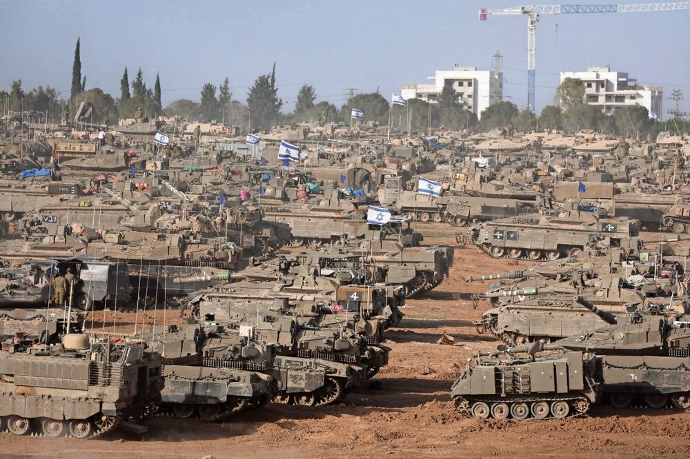 Vehículos militares israelíes, cerca de la frontera con Gaza. El gobierno de Benjamin Netanyahu está cada vez más presionado para no invadir Rafah. Foto: de Abir Sultan.EFE