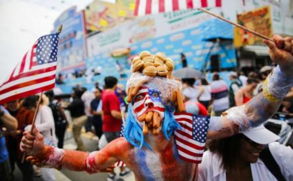 Se come 74 hot dogs en 10 minutos y rompe récord